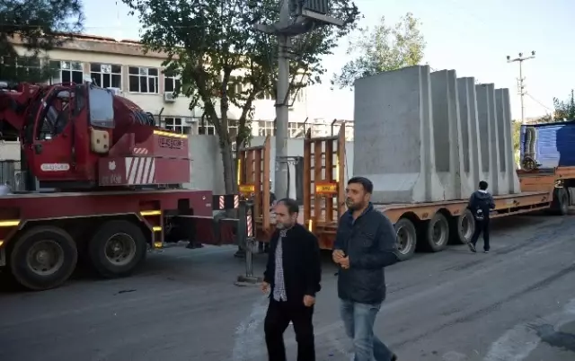 Saldırı Sonrası Emniyet Binasının Çevresi Beton Bloklarla Kapatıldı