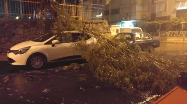 İzmir ve Aydın'da Sağanak Yağış Hayatı Durdurdu