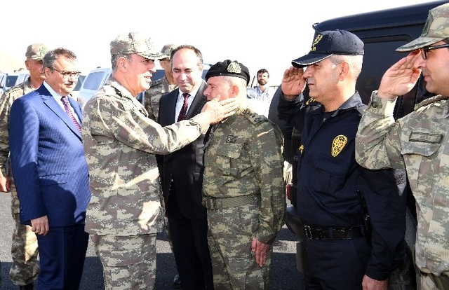 Genelkurmay Başkanı Akar, Şırnak ve Cizre'deki Birliklerde İncelemelerde Bulundu