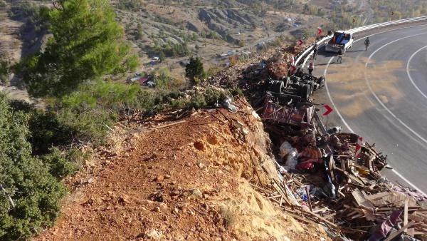 TIR Devrildi, Altında Kalan Sürücü Öldü