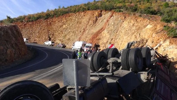 TIR Devrildi, Altında Kalan Sürücü Öldü