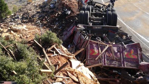 TIR Devrildi, Altında Kalan Sürücü Öldü