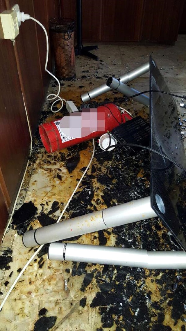 Yangın Söndürme Tüpü Patladı Televizyon Parçalandı