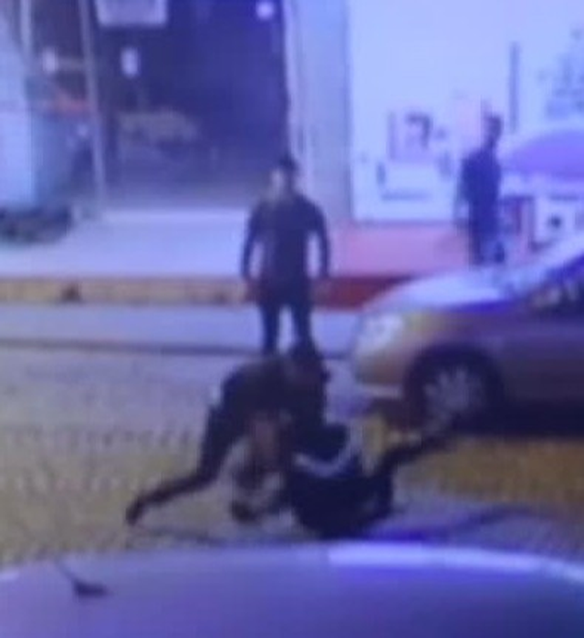 Kuzenini Sokak Ortasında 9 Yerinden Bıçakladı