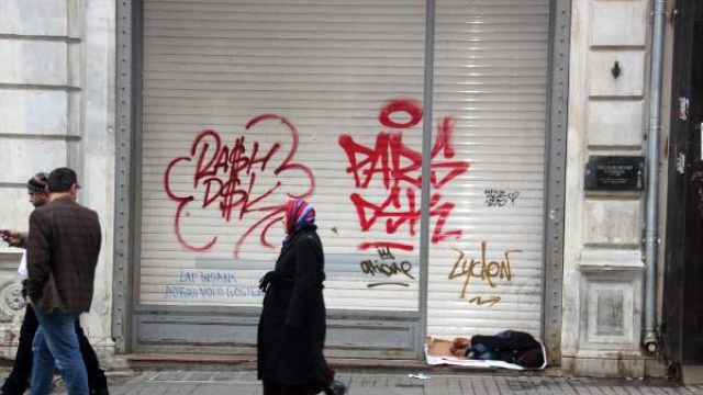Savaşta Anne ve Babasını Kaybetti, Sokaklarda Tek Başına Kaldı