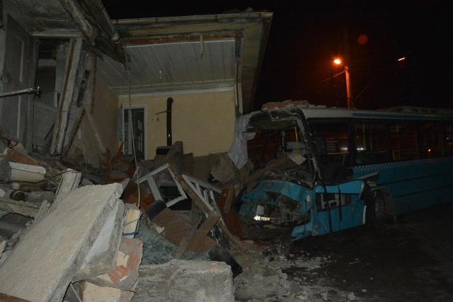 Kontrolden Çıkan Halk Otobüsü Eve Girdi: 6 Yaralı