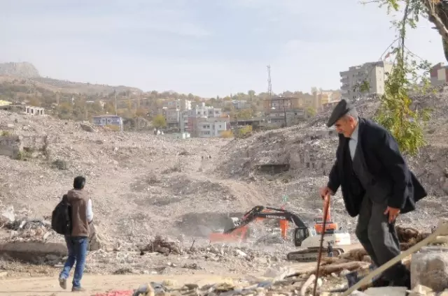 Vatandaş 8 Ay Sonra Şırnak'a Döndü, Enkaz Üstünde Kamyonet Buldu