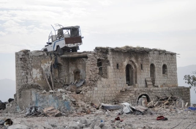 Vatandaş 8 Ay Sonra Şırnak'a Döndü, Enkaz Üstünde Kamyonet Buldu