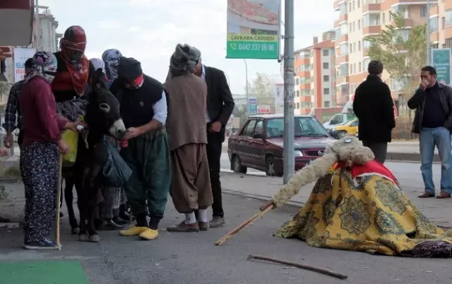 Sokakta Kadın Kıyafeti Giymiş Erkeklerin Oyunu Polisin Dikkatini Çekti