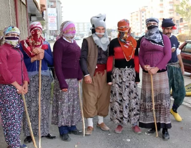 Sokakta Kadın Kıyafeti Giymiş Erkeklerin Oyunu Polisin Dikkatini Çekti