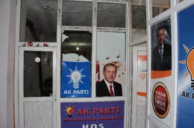 AK Parti Muradiye İlçe Binasına Bombalı Saldırı Yapıldı