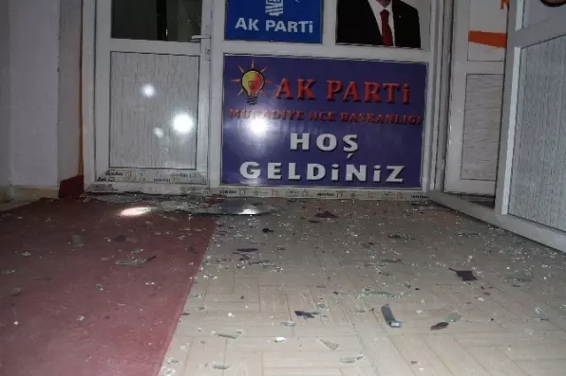 AK Parti Muradiye İlçe Binasına Bombalı Saldırı Yapıldı