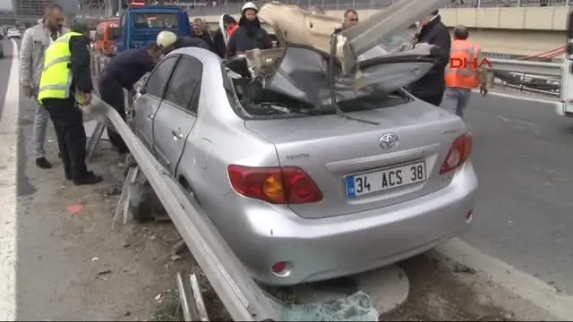 Bariyerlere Çarpan Otomobilden Hafif Yaralı Çıktı