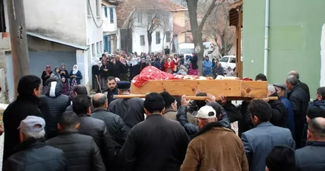 Sevgililer Ayrı Yerlerde Toprağa Verildi