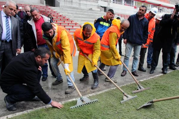 Samsun'un Yeni Stadına Çim Serme İşlemi Başladı