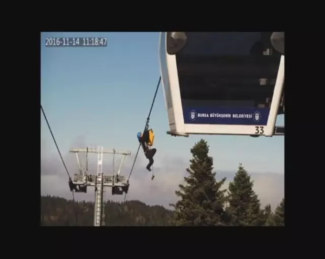 Teleferikte 45 Metre Yükseklikte Mahsur Kalan Turist Böyle Kurtarıldı