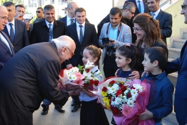 Bakan Avcı, Öğrencinin Ayakkabı Bağcıklarını Bağladı