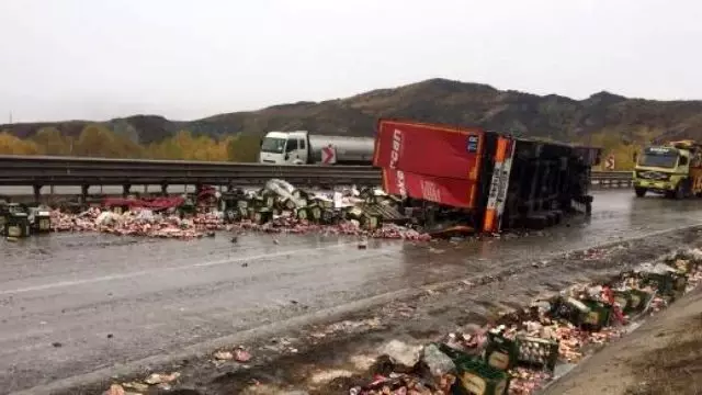 27 Ton Yüklü TIR Devrildi, Her Yer İçki Şişesi Oldu