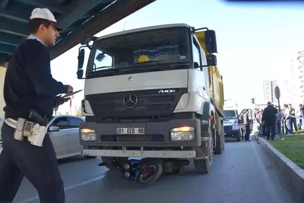 Hafriyat Kamyonu Ezdi, Oğlu Cesedine, Kızı da Terliğine Sarılıp Gözyaşı Döktü