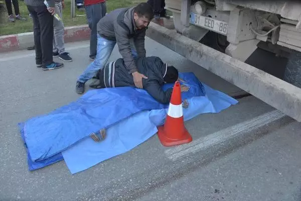 Hafriyat Kamyonu Ezdi, Oğlu Cesedine, Kızı da Terliğine Sarılıp Gözyaşı Döktü