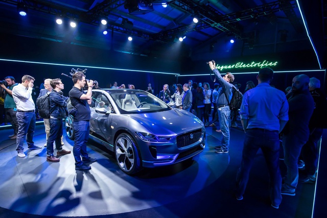 Jaguar I-Pace Concept Los Angeles Motor Show'da Sahne Aldı