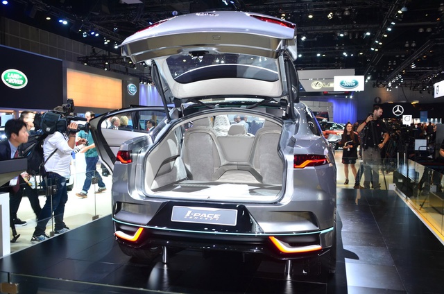 Jaguar I-Pace Concept Los Angeles Motor Show'da Sahne Aldı
