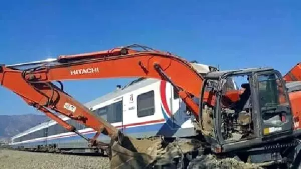 Yolcu Treni, İş Makinesine Çarptı: 20 Yaralı