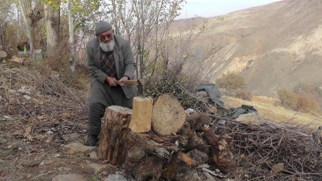 Eşi ve 9 Çocuğu Gitti, Köyde Tek Başına Kaldı