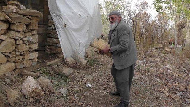 Eşi ve 9 Çocuğu Gitti, Köyde Tek Başına Kaldı