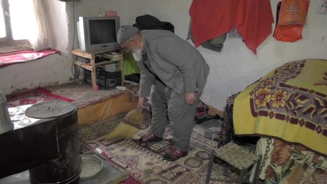 Eşi ve 9 Çocuğu Gitti, Köyde Tek Başına Kaldı