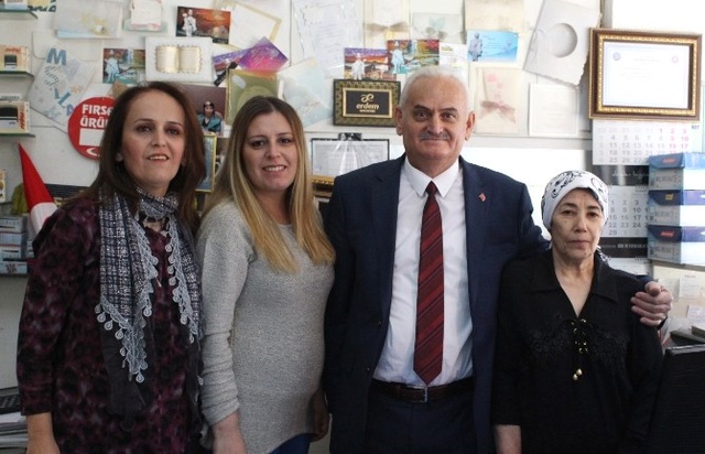 Başbakan'a İkizi Kadar Benziyor, Gören Bir Daha Bakıyor