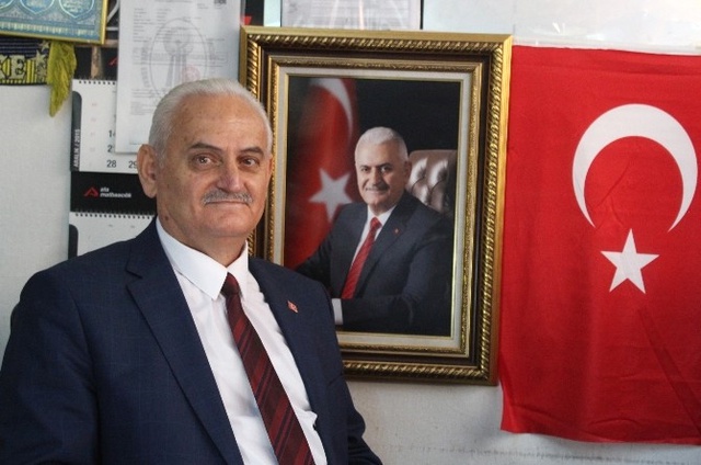 Başbakan'a İkizi Kadar Benziyor, Gören Bir Daha Bakıyor