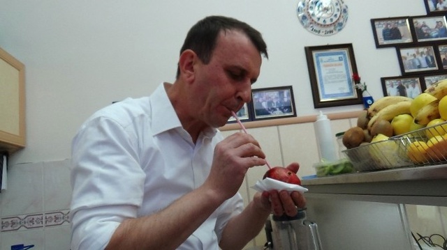 İşletmeci Narı Makine Değdirmeden Meyve Suyu Haline Getiriyor