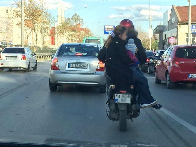 Kendi Kask Taktı Arkadaki Eşi ve Çocuğunu Hiç Düşünmedi