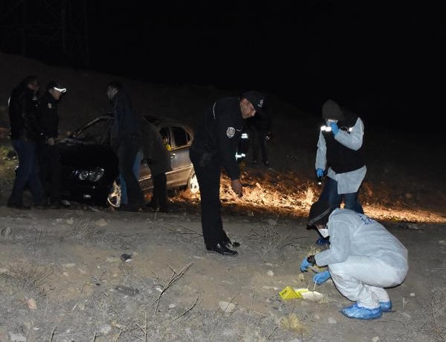 Yanan Lüks Otomobilden Erkek Cesedi Cıktı