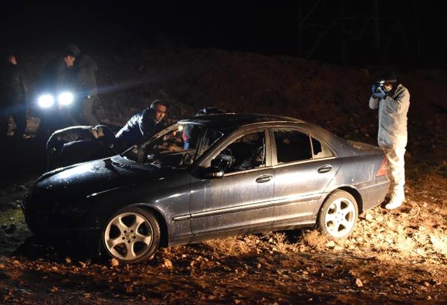Yanan Lüks Otomobilden Erkek Cesedi Cıktı