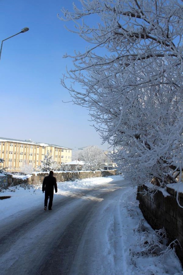 Ardahan'da Hava Sıcaklığı Aniden Düşünce Kura Nehri Dondu