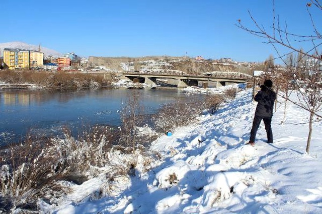 Ardahan'da Hava Sıcaklığı Aniden Düşünce Kura Nehri Dondu