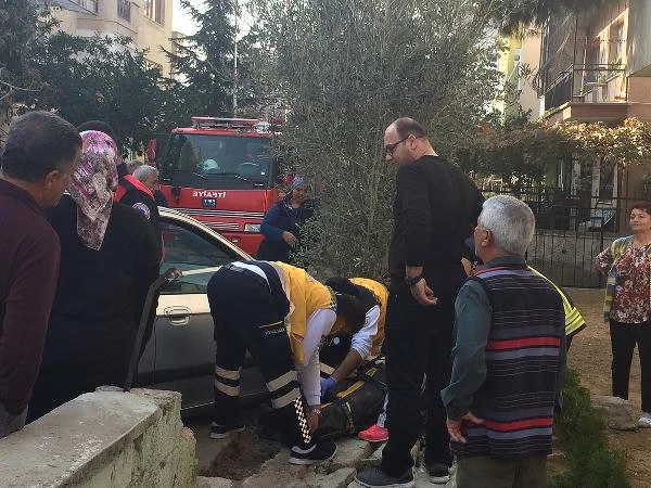 Kaldırımdaki Yaşlı Kadına Çarptı, Kadın Duvarla Araç Arasında Sıkıştı