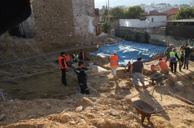 Milas'ta İnşaat Temelinden Tarihi Mezar Fışkırıyor