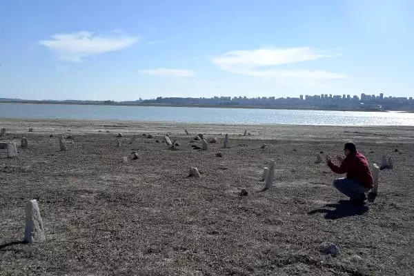 Baraj Gölünde Su Çekildi Mezarlık Ortaya Çıktı