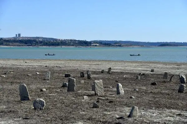 Baraj Gölünde Su Çekildi Mezarlık Ortaya Çıktı