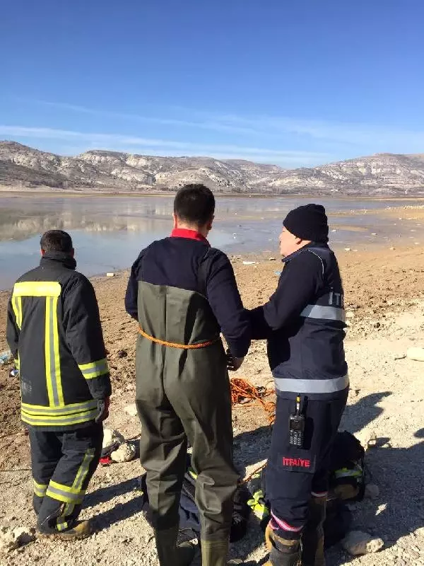 Ördek Avına Gitti Bataklığa Saplandı, İtfaiye Halatla Çekerek Kurtardı