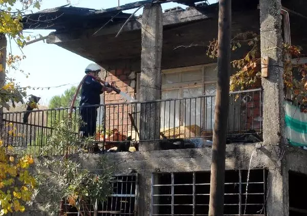 Yangını Haber Alıp Eve Koştu, Oğlunu Sağ Görünce Bayıldı