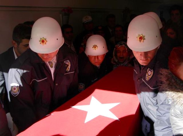 Polisin Kazayla Vurduğu İstasyon Görevlisi Öldü