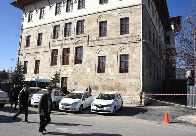 Valilik Arkasındaki Taş Yığını Polisi Alarma Geçirdi
