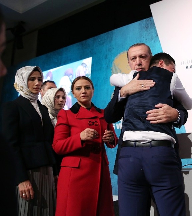 Bir Anda Sahneye Fırlayan Genç, Erdoğan'ı Şaşkına Çevirdi!