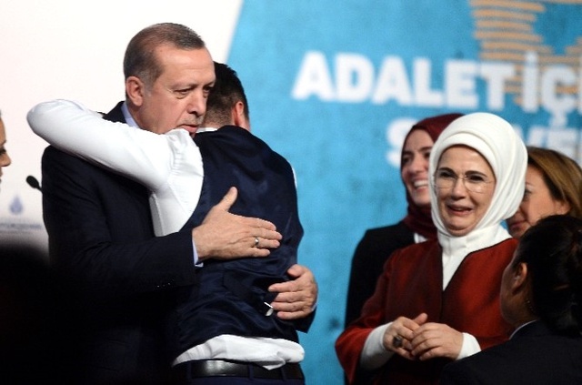 Bir Anda Sahneye Fırlayan Genç, Erdoğan'ı Şaşkına Çevirdi!