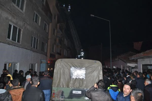 Yangında Oğlunu 5'nci Kattan Attı, Sonra Kendisi Atladı