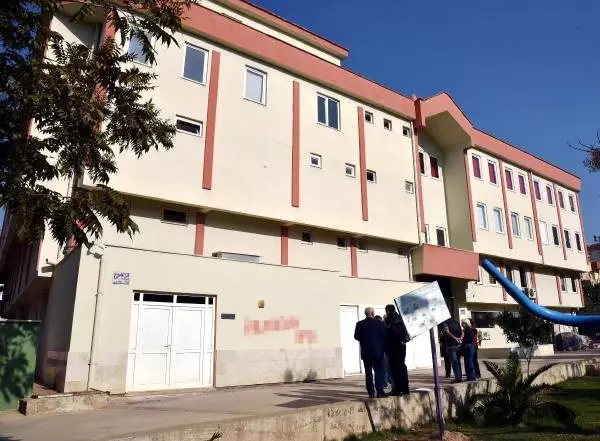 Antalya'da Çirkin Provokasyon! Cemevinin Duvarına Küfür Yazıp Kaçtılar